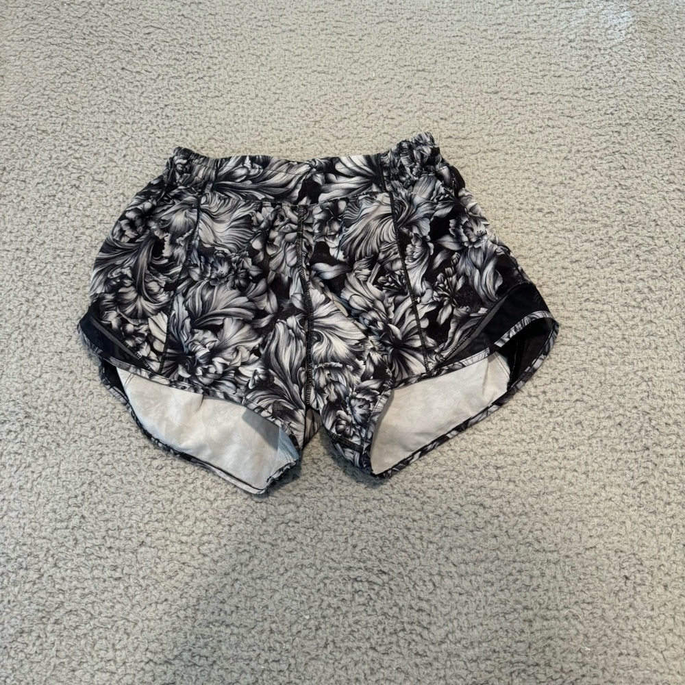 Lululemon Hotty Hot Short II *Long 4"Night Garden Ice Grey Black / Black Size 6